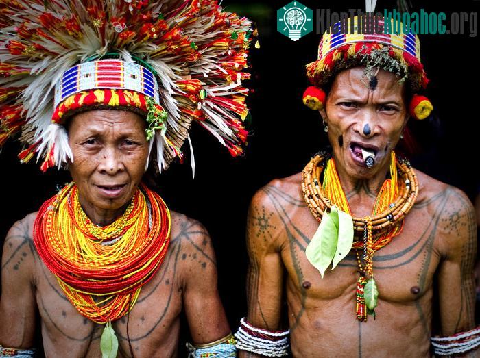 Người đàn ông trưởng thành sẽ được xăm hình từ cổ kéo dài xuống chân.