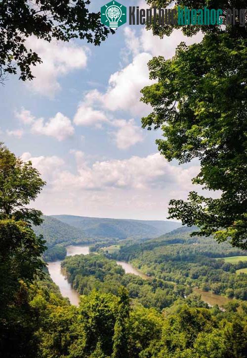 Hồ Kinzua có từ năm 1965 cùng với đập Kinzua xây trên sông Allegheny.