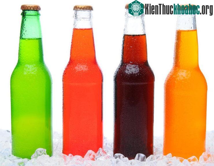 Nước hay được đóng chai hình trụ