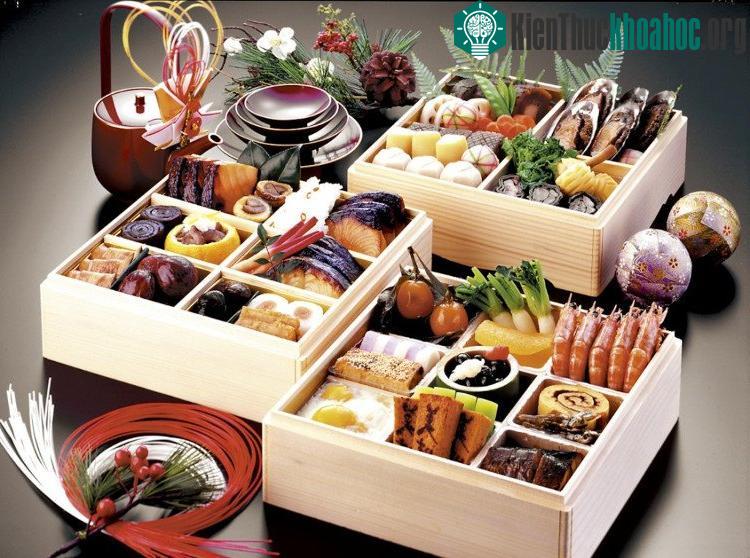 Phụ nữ Nhật Bản sẽ vào bếp chuẩn bị các món ăn cũng như làm bánh Tết.