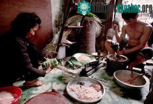 Tết xưa cả nhà quây quần gói bánh chưng