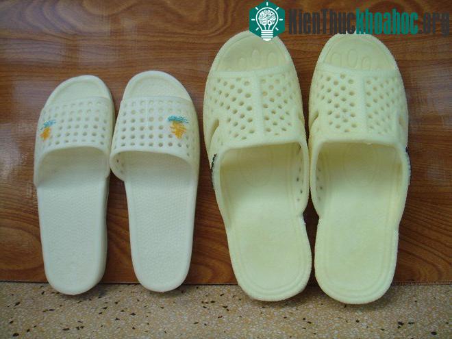Đôi dép gắn liền với tuổi thơ.