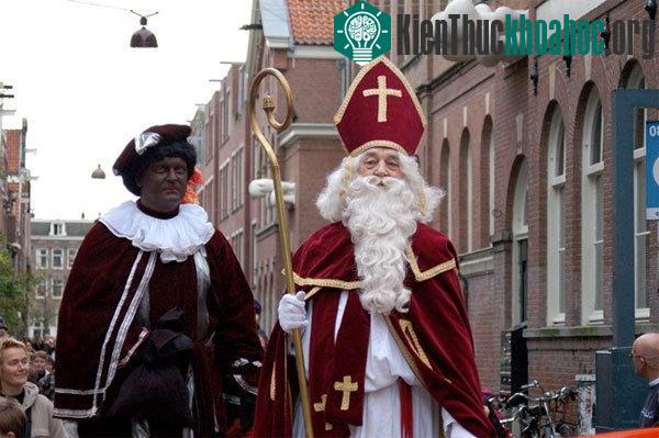 Tại Hà Lan quỷ lùn mặt đen Piet (Zwarte Piet), sẽ leo xuống theo đường ống khói để đổ đầy kẹo và đồ chơi vào guốc gỗ cho những đứa trẻ ngoan