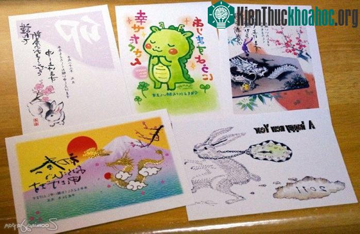 Theo truyền thống, các gia đình đều để cuốn sổ và bút chì trước cổng. Người đi chúc Tết sẽ ghi địa chỉ vào cuốn sổ, mang ý nghĩa là đã đến thăm nhà.