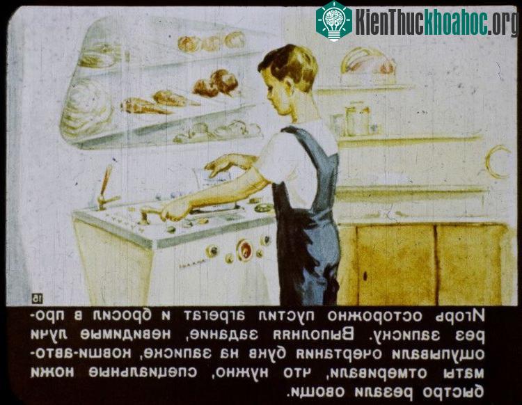 Cậu bé Igor dùng máy tự động để tạo ra đồ ăn sáng.