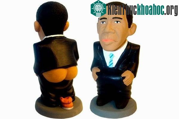 Tại Tây Ban Nha, vào dịp Giáng sinh, người ta thường mua tượng Caganer và nhét tiền vào trong bức tượng, rồi giấu chúng trong những cái máng ăn của vật nuôi để trẻ em đi tìm kiếm.