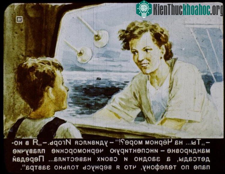Igor nói chuyện với mẹ thông qua điện thoại vô tuyến.