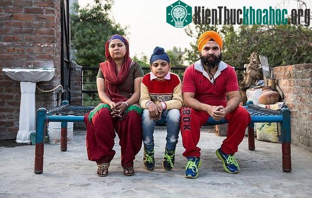 Lúc đầu chỉ có thể nâng được 5kg nhưng hiện tại, bộ râu của ông Ranjeet Singh đã nâng được một người nặng 54,4kg.