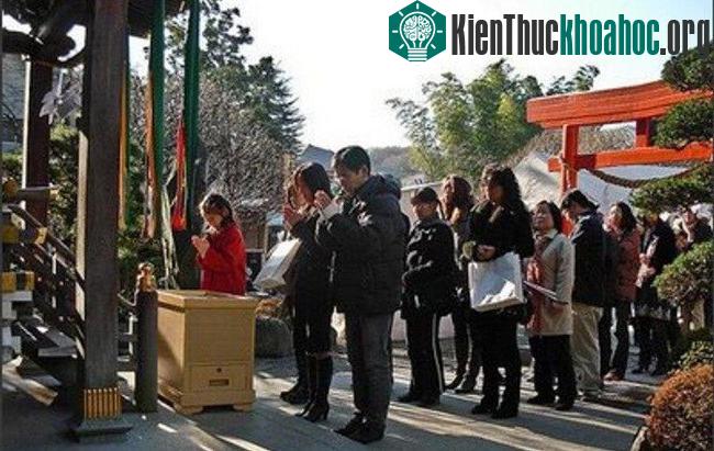 Đối với người Nhật, xuất hành đầu năm là một việc trong đại. Họ thường ưu tiên đi lễ chùa cầu may.