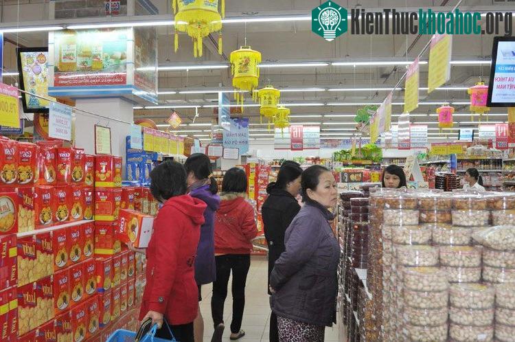Các bà nội trợ giờ sắm Tết trong... siêu thị.