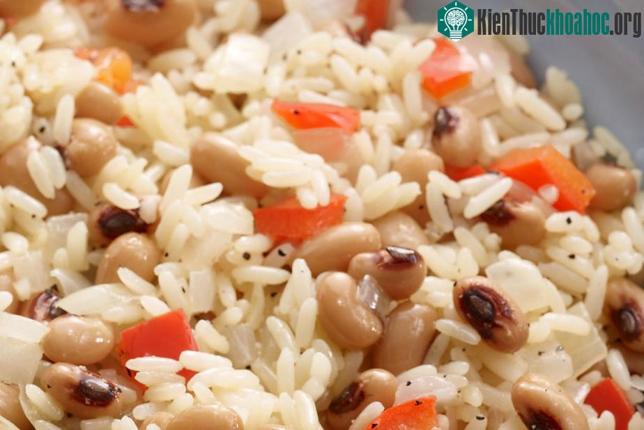 Ở miền Nam nước Mỹ, người dân thường ăn món Hoppin' John làm từ đậu mắt đen hoặc đậu đũa.