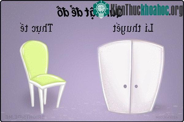 Có tủ nhưng để ngay ghế cho tiện lấy.