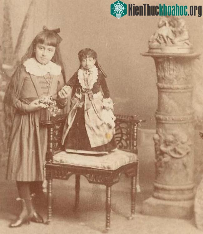 Búp bê sống Lucia Zarate
