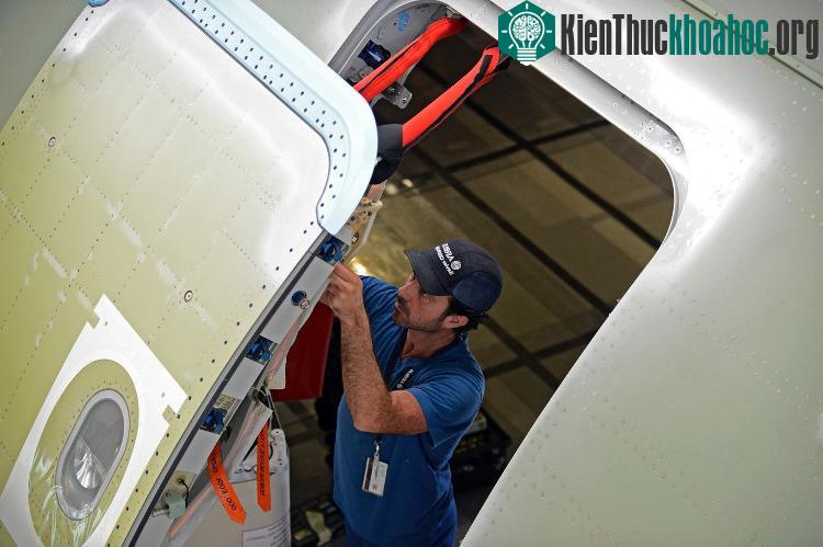 Cửa máy bay dân dụng được thiết kế rất đặc biệt. (Ảnh: Remy Gabalda).