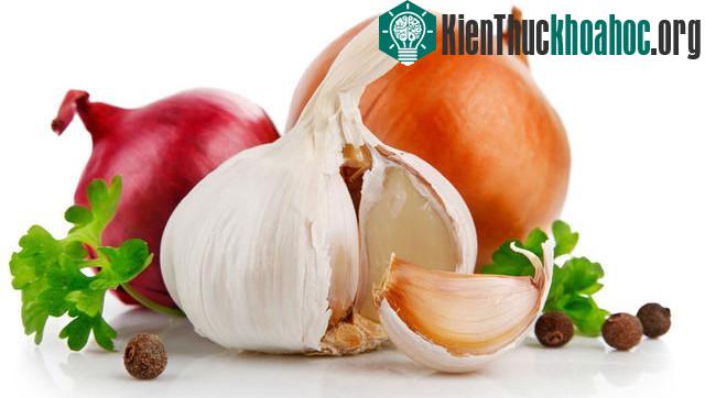 Nguyên nhân gây ra mùi hôi này xuất phát từ chất sulfuric có trong hành, tỏi.