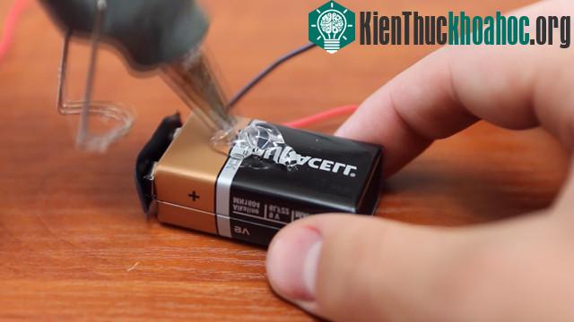 Gắn phần kết nối pin và pin lại. Sau đó rãi một lớp keo silicon lên mặt phẳng rộng của viên pin.