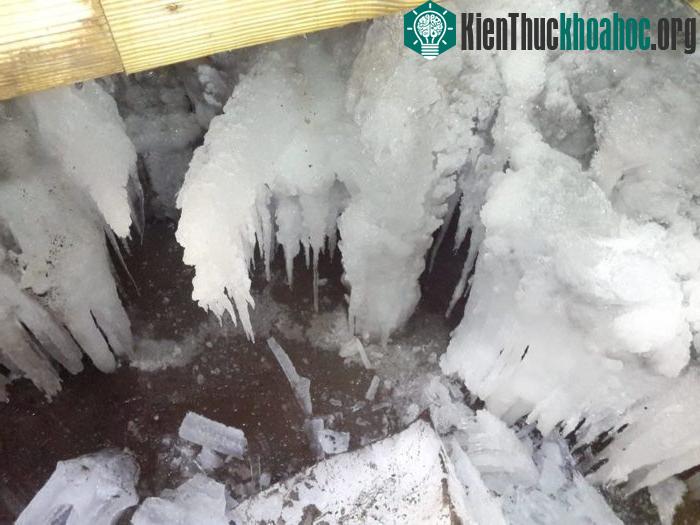 Cột băng trong động Coudersport Ice Mine. (Ảnh: Facebook).