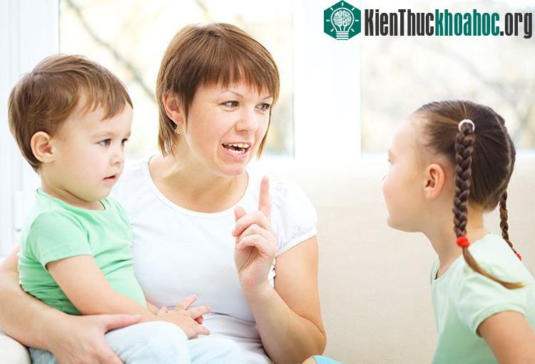 Cha mẹ không đủ nhạy cảm có thể vô thức thiên vị "đứa con vàng con bạc". (Ảnh: Newkidscenter).