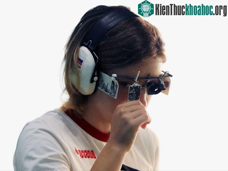 Xạ thủ người Nga Vitalina Batsarashkina trong phần đấu 25m súng ngắn.