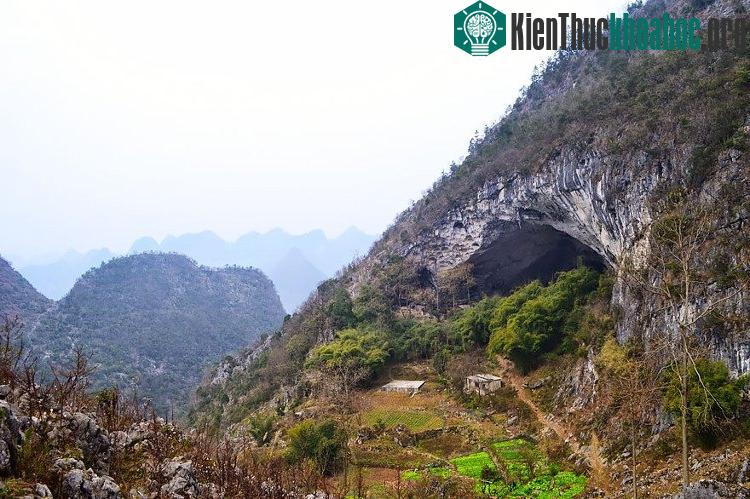 Ngôi làng nhỏ bé trong hang động có khoảng 100 người đang sinh sống.