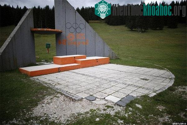 Bục trao huy chương ở Thế vận hội năm 1984 tại Sarajevo, Nam Tư đã trở nên cũ nát, hoang tàn.