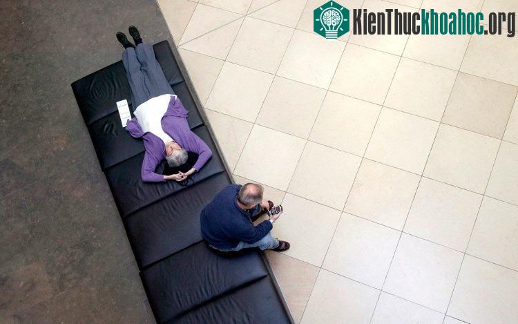 Lệch múi giờ khiến du khách mệt mỏi. (Ảnh: Getty).