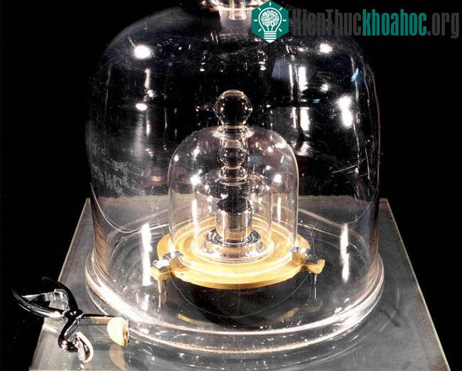 Quả cân mẫu chuẩn một kilogram làm bằng bạch kim đặt tại Paris, Pháp. (Ảnh: BIPM).