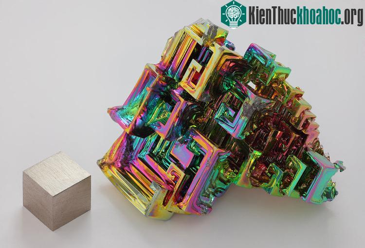 Nguyên tố Bismuth, so sánh với một khối 1cm khối.