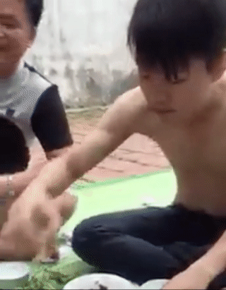 Anh bạn này đã "phun" ở chén bia thứ 32.
