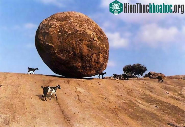 Tảng đá nằm thăng bằng trên sườn đồi suốt nhiều thế kỷ. (Ảnh: The Indian Times).