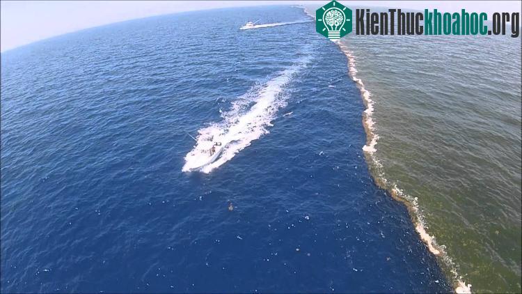 Hiện tượng mặt biển chia đôi ghi lại ở bang Mississippi.