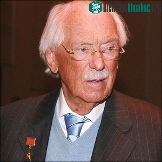Nhà thơ Sergey Mikhalko.