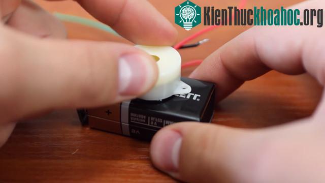 Đặt còi báo mini lên trên.