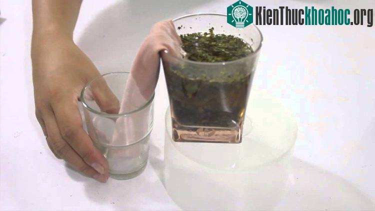 Hãy cho nước bẩn vào bình cao đặt cạnh một chiếc bình thấp hơn, dùng khăn giấy (hoặc vải) cuộc lại để 2 đầu vào 2 bình cho chạm đáy.