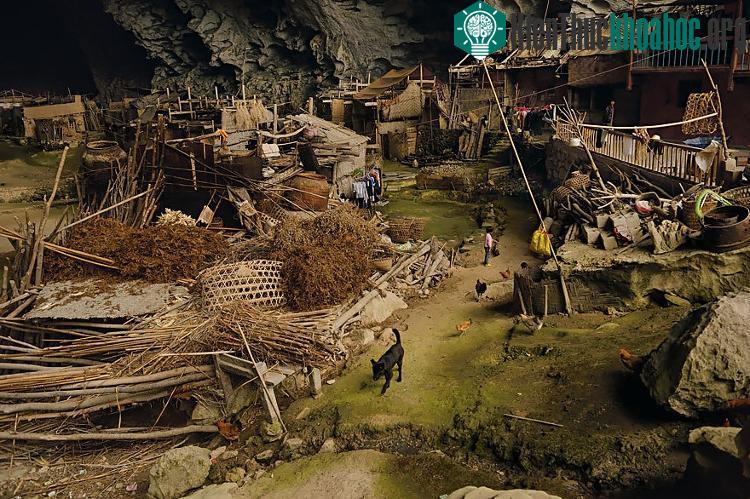 Cuộc sống hoàn toàn tách biệt thế giới bên ngoài của dân làng.