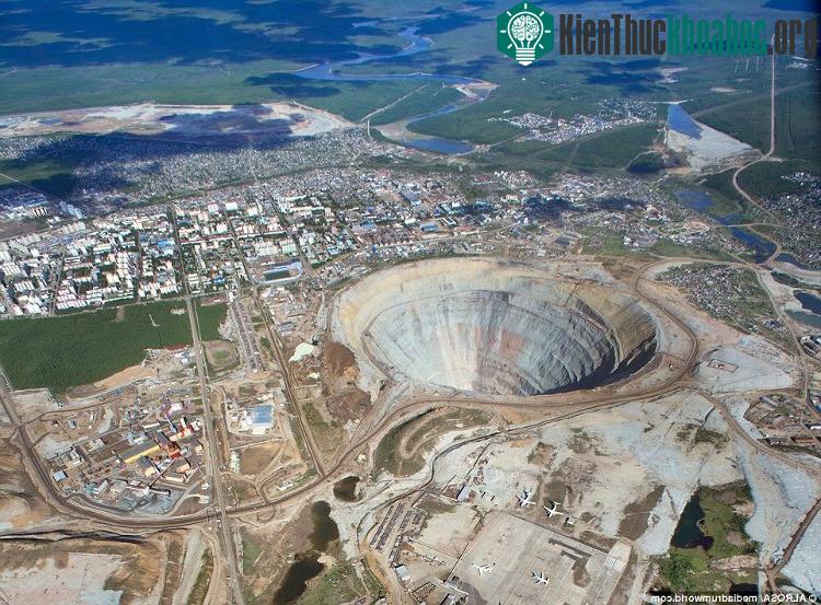 Mỏ lộ thiên nằm cách Moscow 8.046km về phía đông này ngừng hoạt động vào năm 2004