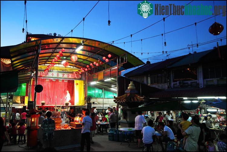 Đi xem kịch ngoài trời cũng là một hoạt động không thể thiếu ở Trung Quốc trong tháng cô hồn.