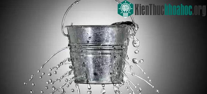 Hãy coi bộ não như một cái xô bị rò nước.