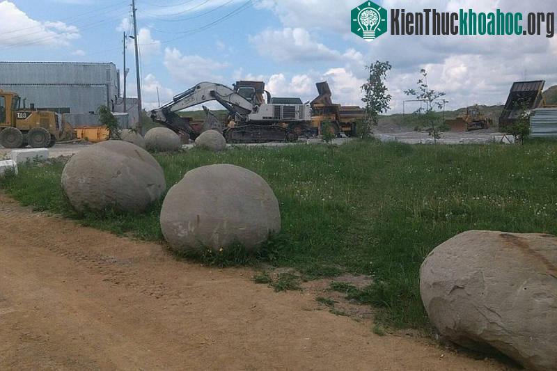 Những khối cầu nằm gần nhau được một nhà khai quật tìm thấy ở mỏ than đá Sereulsky tại quận Nazarovo thuộc vùng Krasnoyarsk, Siberia.