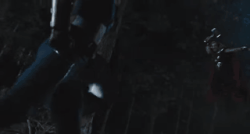 Khiên của Captain America còn chịu được nắm đấm của Hulk và búa của Thor.