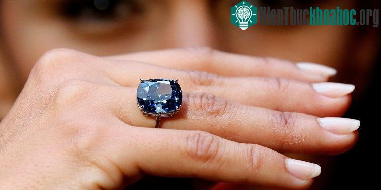 Tỉ phú Hong Kong Joseph Lau đã chọn mua viên Mặt trăng xanh trị giá 48,5 triệu USD cho con gái cưng 7 tuổi.