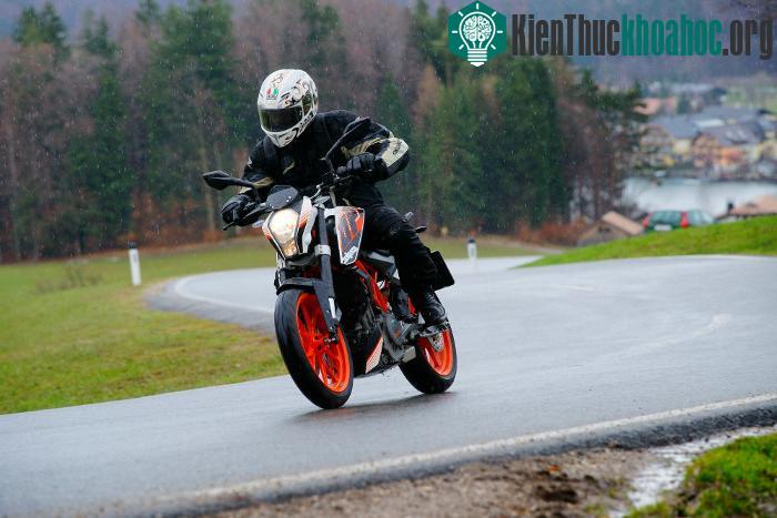 Một cơn gió có vận tốc 160km/h, tương đương trong bão cấp 14 tạo lực đẩy khoảng 1.200 Newton trên mỗi mét vuông.