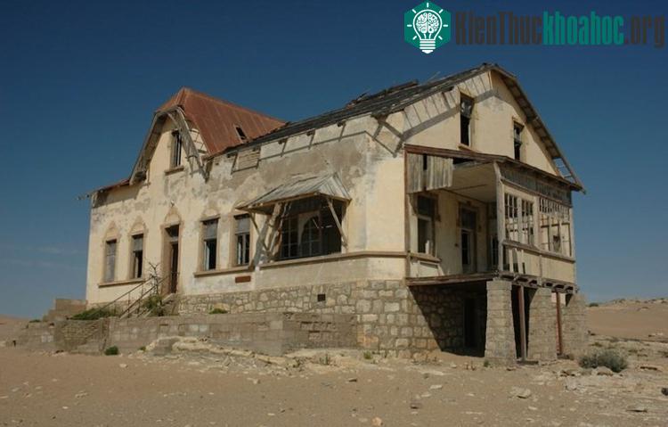 Sau khi một kiến trúc sư người Đức rời khỏi thị trấn Kolmanskop vào năm 1954, thị trấn này đã bị bỏ hoang cho đến nay.