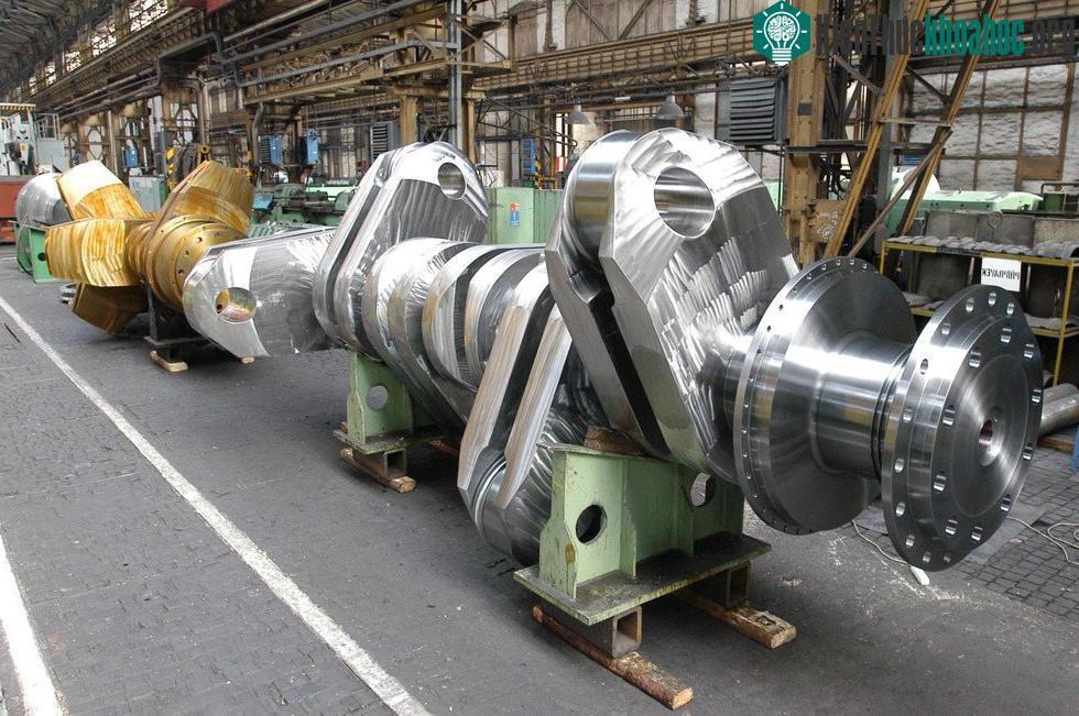 Một động cơ diesel 100 000 HP piston, nặng 300 tấn, vận tải biển.