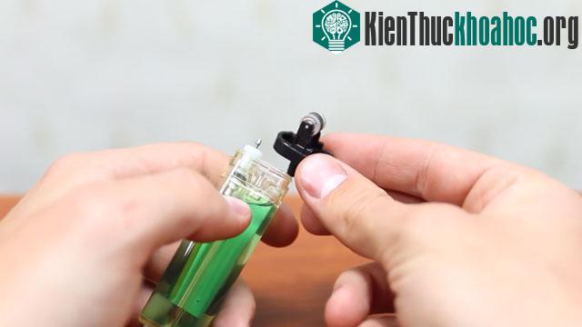 Công đoạn tiếp theo bạn cần làm là tháo lấy bộ phận mồi lửa của chiếc bật lửa.