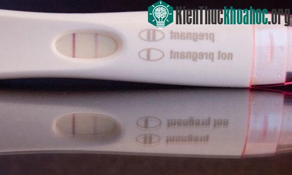 Dùng que thử thai có thể kiểm tra ung thư tinh hoàn hiệu quả. (Ảnh: webmd).
