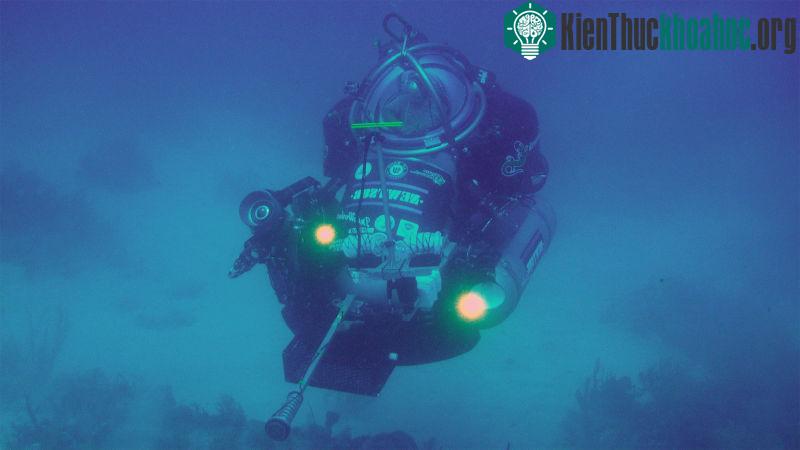 Newtsub Deepworker 2000, tàu lặn một người lái được phát triển bởi trung tâm nghiên cứu Nuytco Research.