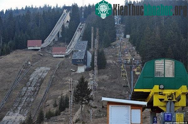 Sân trượt tuyết ở Sarajevo được xây phục vụ Olympic 1984 Olympic hiện xuống cấp nghiêm trọng, hầu như bị phá nát.