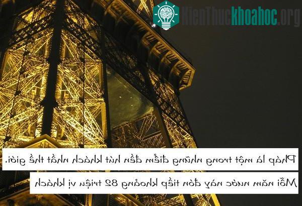 Hàng loạt địa điểm du lịch hút khách như tháp Eiffel, bảo tàng Lourve, các bãi biển đẹp chính là lý do khiến du khách đến Pháp nhiều như vậy.