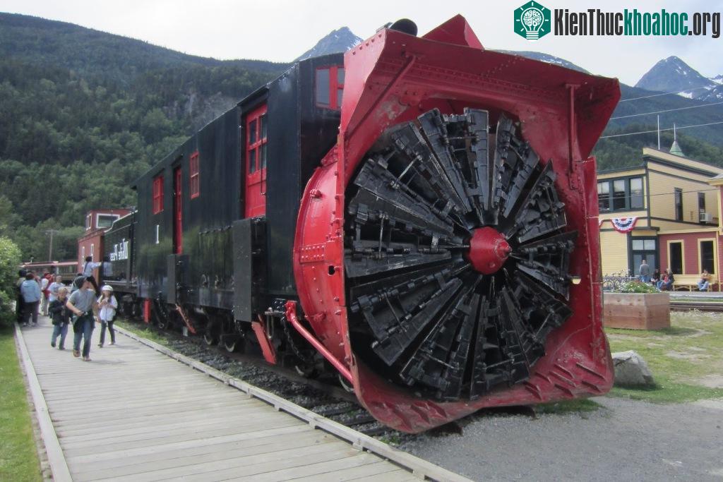 Một đầu máy dọn tuyết, rất thích hợp với những con đường phủ đầy tuyết trên thế giới.